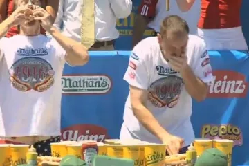 SAD: U 10 minuta smazao 54 hot doga