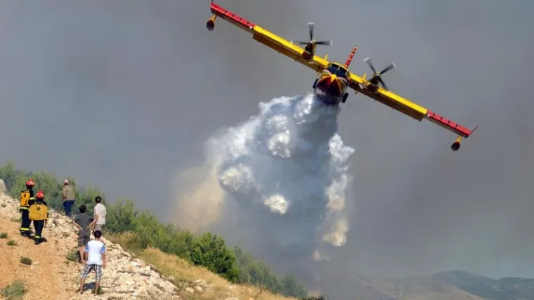 Četiri kanadera gasila požar kod &Scaron;ibenika