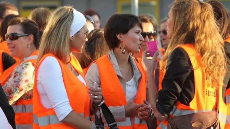 Sezona počela, stjuardese u &scaron;trajku