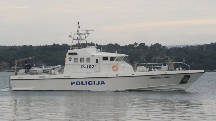 Rab: Nasukali se s jahtom pa je odbili napustiti