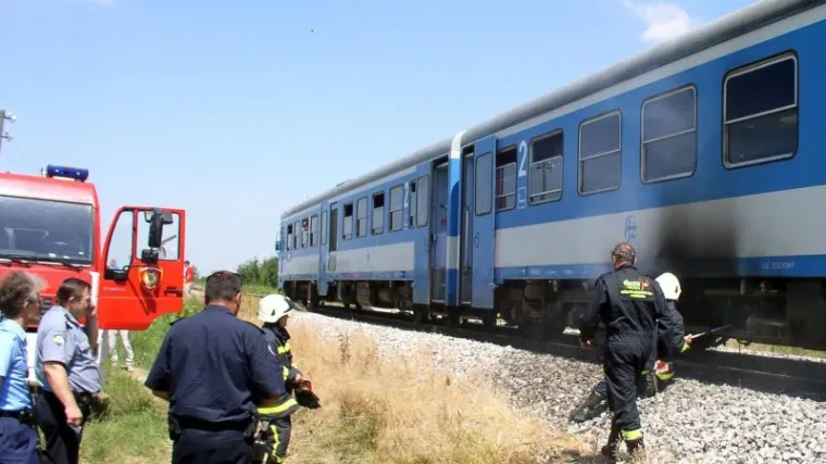 Na vlaku curilo gorivo pa se zapalio
