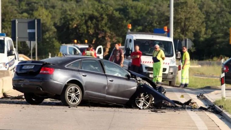Čeh se zabio u naplatne kućice i poginuo