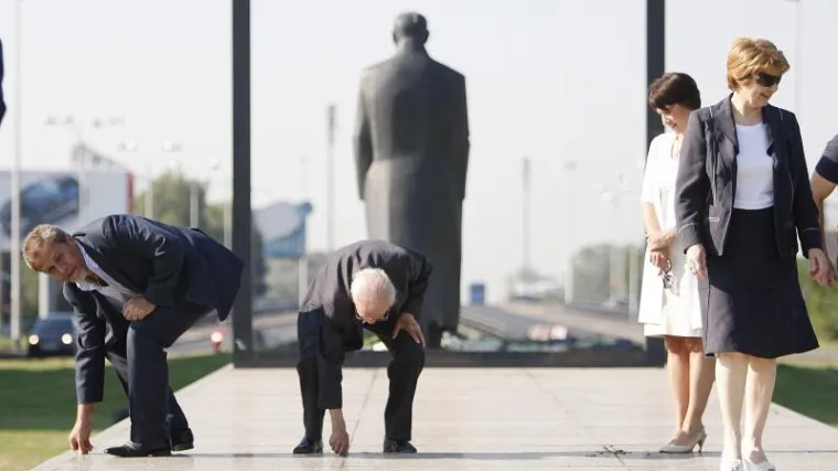 Bandić golim rukama čupao korov