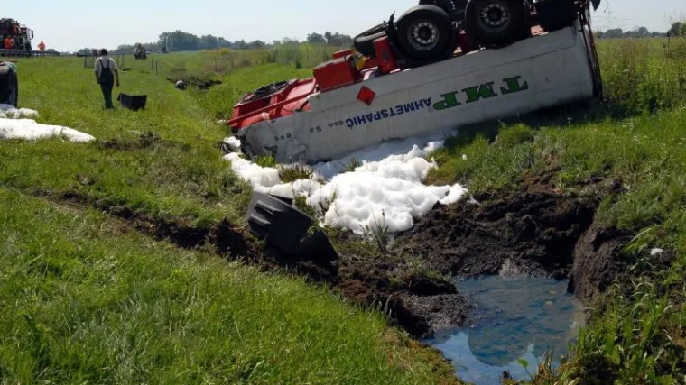 Iz prevrnute cisterne kod Okučana curi gorivo