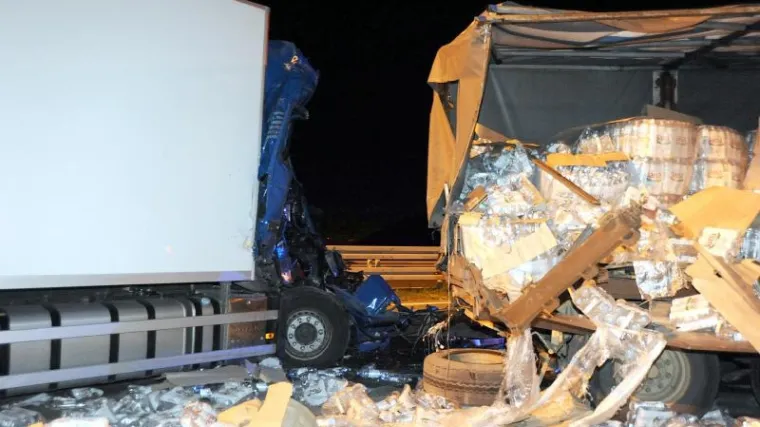 Stravičan sudar kamiona na A6