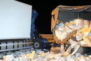 Stravičan sudar kamiona na A6