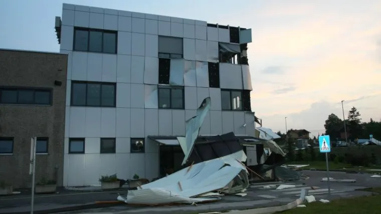 Pijavica odnijela krov, grom zapalio kuću