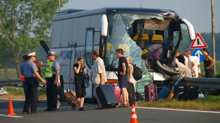 Poljski bus sletio s autoceste