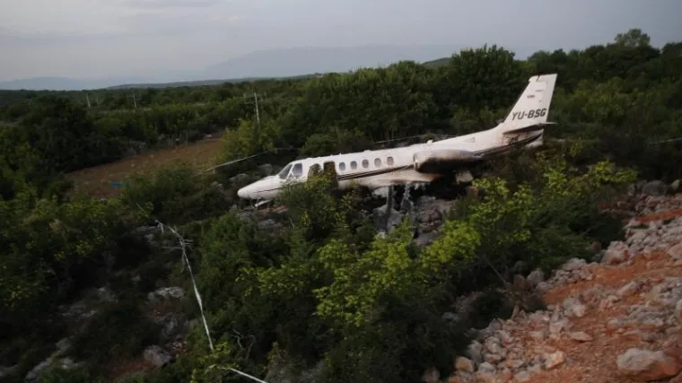 Na Braču avion izletio s piste i zapalio se