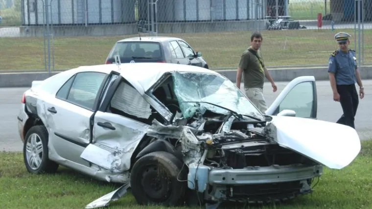 Automobilom podletjela pod vlak