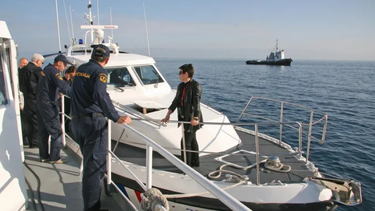 Iz potonule koćarice curi dvije tisuće litara nafte