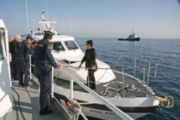 Iz potonule koćarice curi dvije tisuće litara nafte