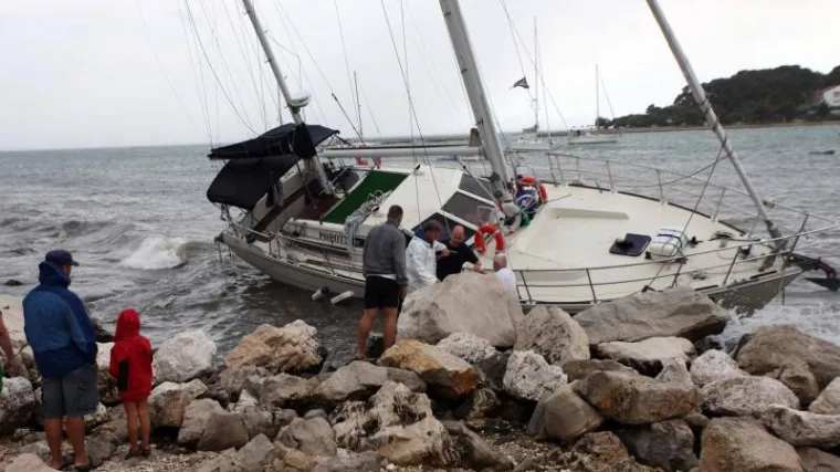 Divlji vjetar bacio jahtu na hridi, djeca vri&scaron;tala