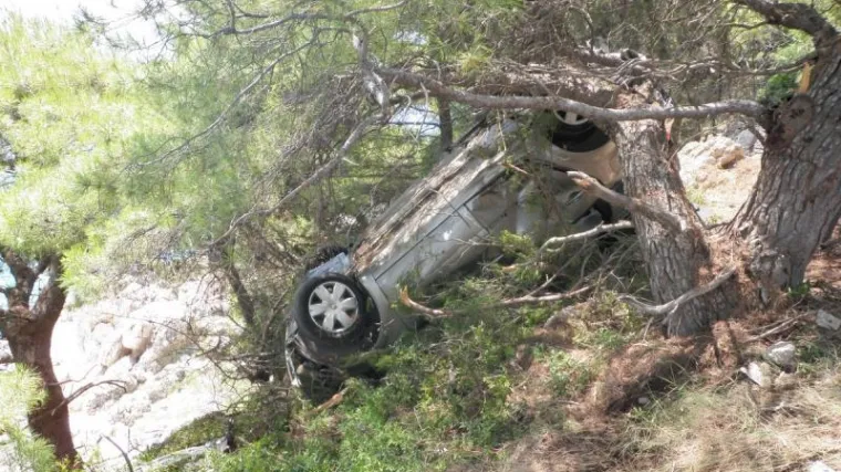 Autom sletjeli u provaliju na Pelje&scaron;cu