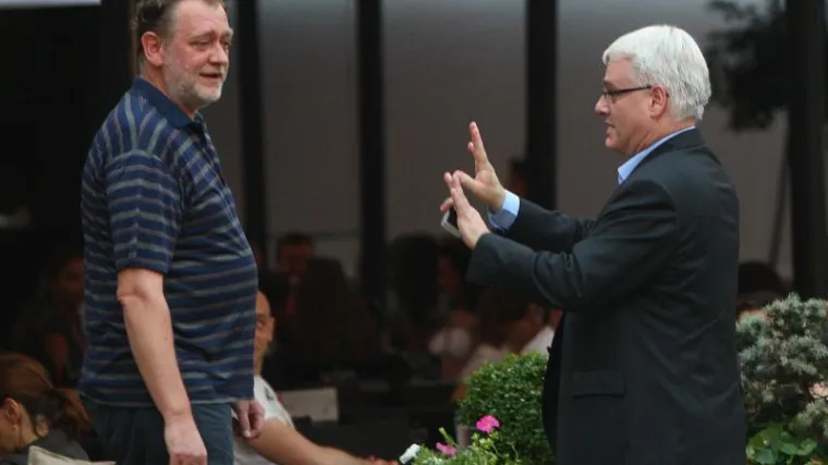 Josipović po Zagrebu pokazivao ozljedu ruke