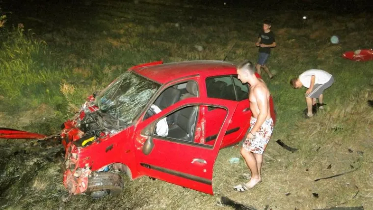 Auto smrskala lokomotiva, mladić preživio