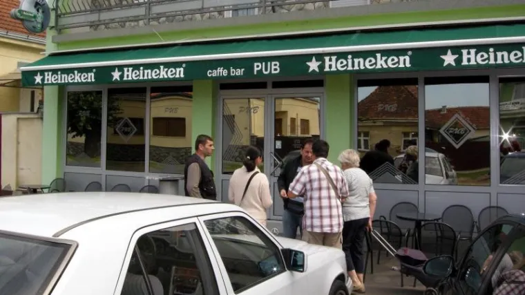 Konobar izbo gosta, sin izbo oca