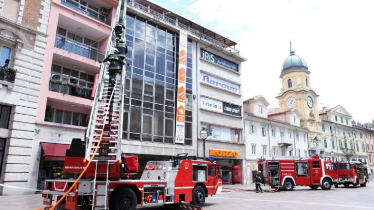Zbog požara evakuirali robnu kuću u Rijeci