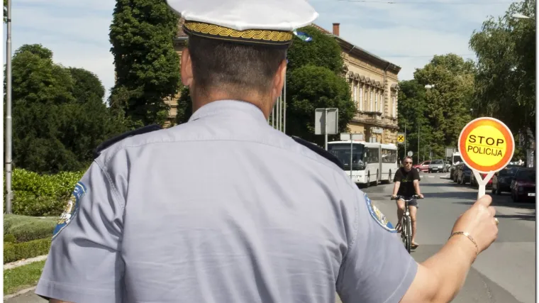 Policajca provozao na haubi