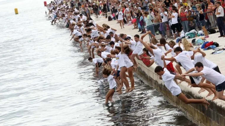 U Zadru masovno skakali u more