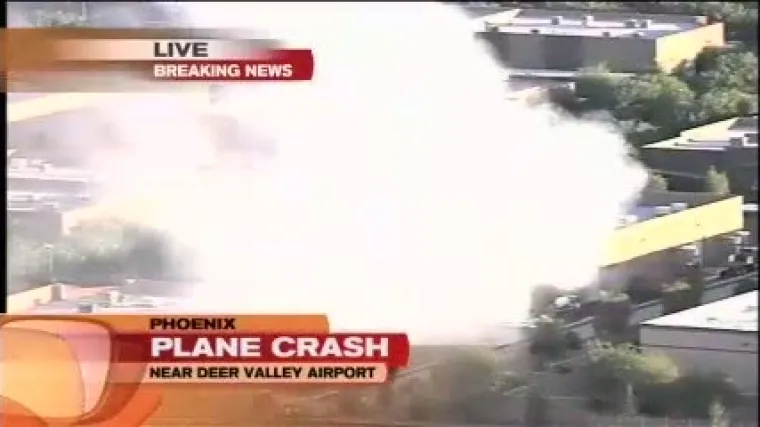 Avion se pri slijetanju zabio u zgradu