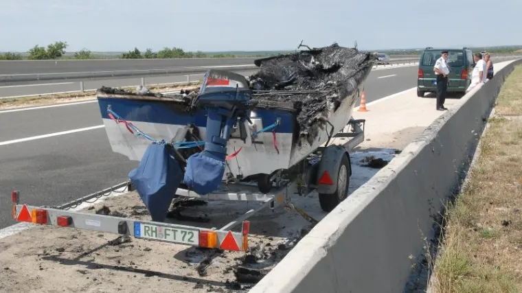 Na autocesti se zapalio gliser