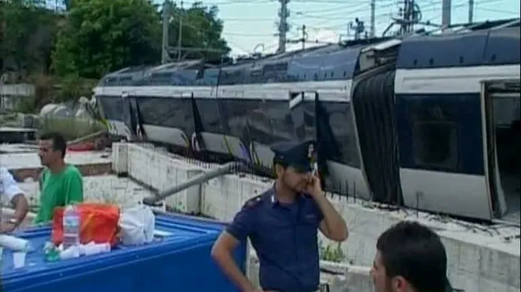 Vlak izjurio iz tunela i iskočio iz tračnica