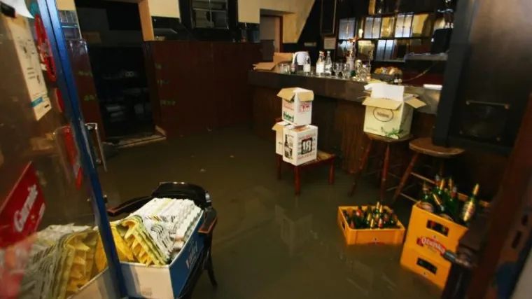 U Zagrebu poplave, u Lekeniku vjetar trgao krovove