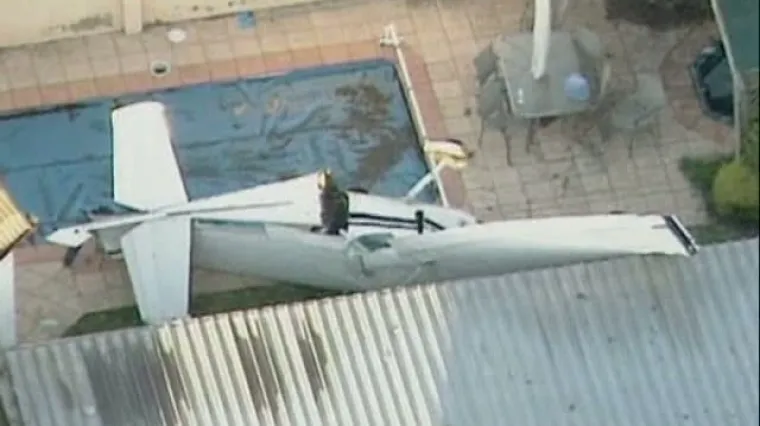Avion se sru&scaron;io u dvori&scaron;te pored bazena