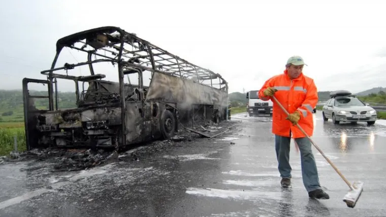 Ekskluzivne snimke poljskog busa u plamenu