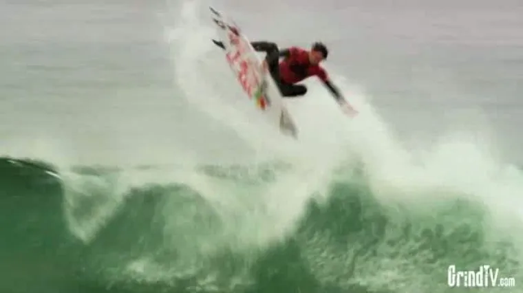 Surfer zadivio plažu nemogućim potezom