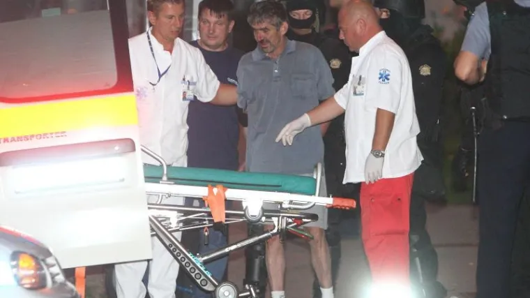 Otvorio vrata i ubo nožem policajca