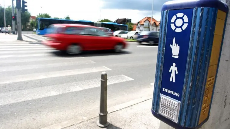 Mladić na raskrižju razbijao semafore