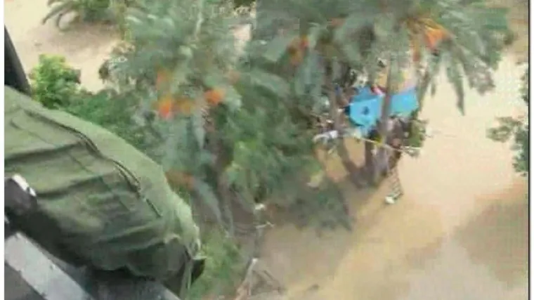 Pakistanci na drveću čekaju spas