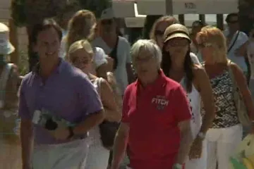 Snimili smo Bernieja kako šeće s pola stoljeća mlađom curom