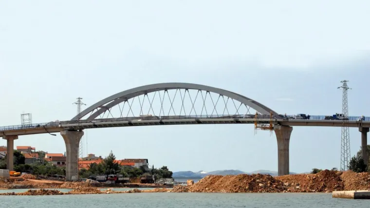 Katamaran zapeo za most Mali Ždrelac