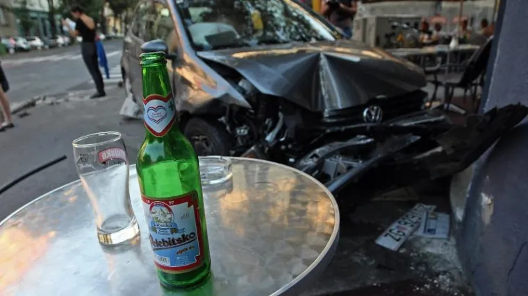 Autom uletio u kafić, &scaron;estero ozlijeđenih