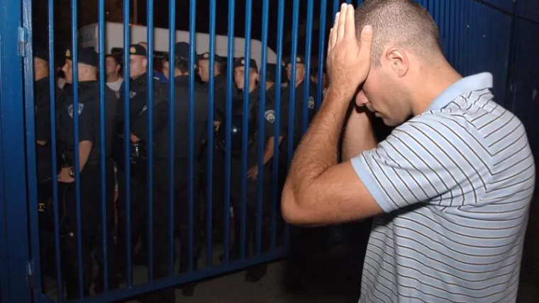 Nogometa&scaron;i bježali pred bijesnim navijačima