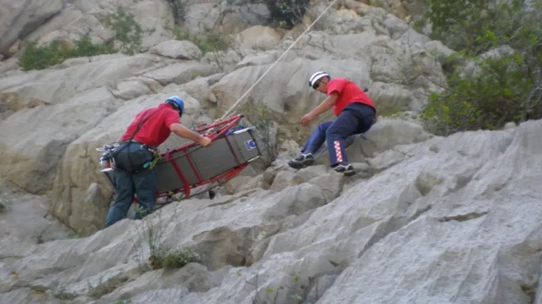 Alpiniste spa&scaron;avali s 200 metara visine