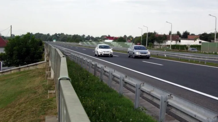 Djevojka se bacila pod auto i poginula