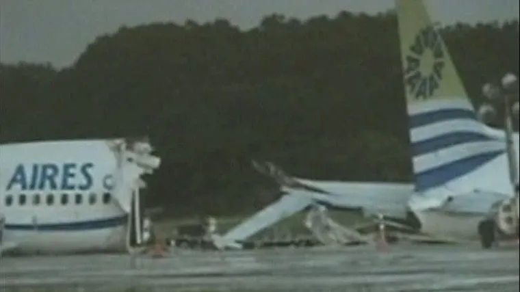 Avion se od udara groma raspao