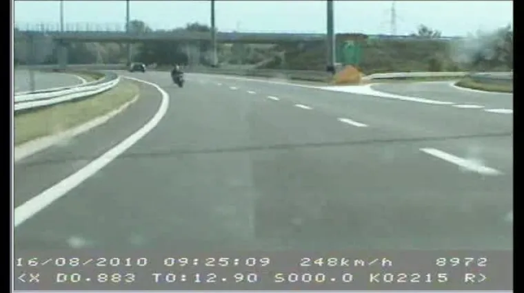 Kamikaza na motoru jurio 243 km/h