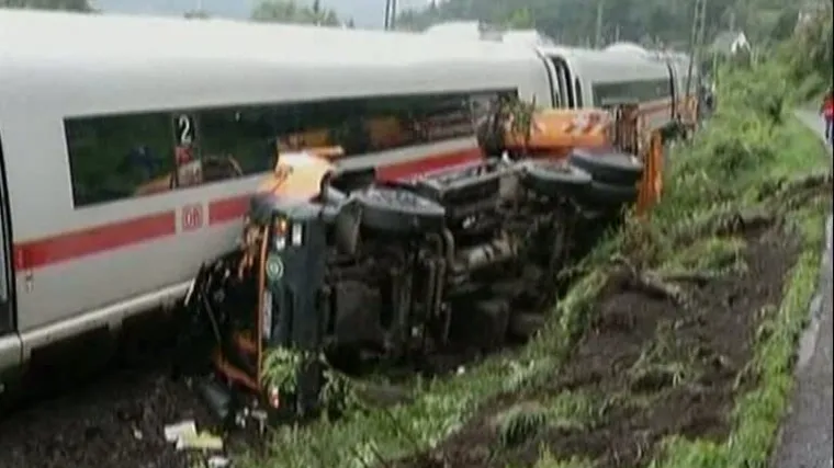 Superbrzi vlak samljeo smetlarski kamion