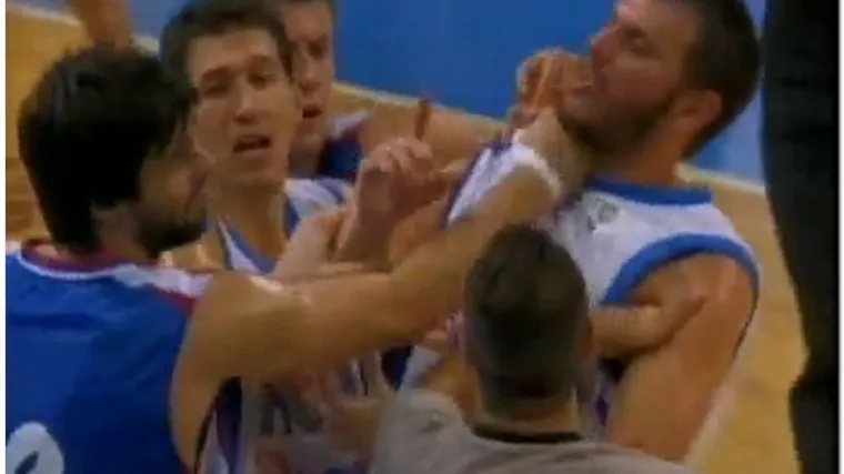 Srpski i grčki ko&scaron;arka&scaron;i se pomlatili na utakmici