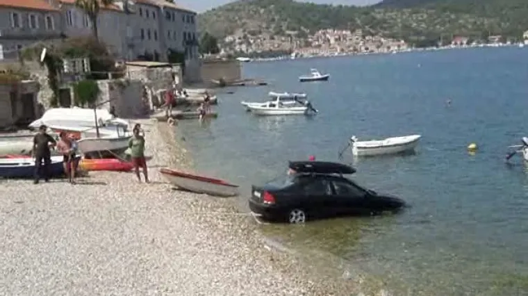 Sjurio se niz plažu i preko ručnika ravno u more