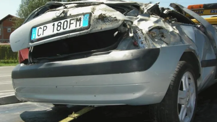 Prevrnuli se na autoputu, bore se za život curice (3)