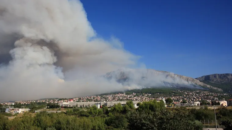 Veliki požar kod Splita, dim prekrio grad