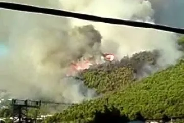 Opasna buktinja blizu kuća u Solinu