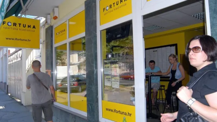 Vinkovački policajac maskiran orobio kladionicu