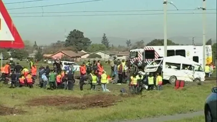 U naletu vlaka poginulo 9 učenika